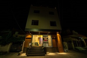 Front of property – evening/night - Goroomgo Park View Villa Jodhpur (Jodhpur)