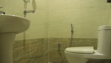 Shower, rainfall showerhead, free toiletries, towels