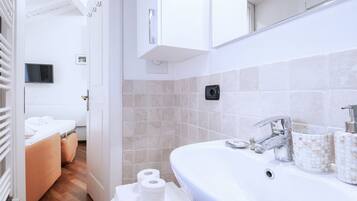 Douche, sĂšche-cheveux, bidet, serviettes fournies