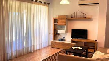 Comfort Apartment | Living area | 50-cm flat-screen TV with satellite channels