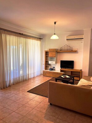 Comfort Apartment | Living area | 50-cm flat-screen TV with satellite channels - SV Apartment with sea view (Corfu)