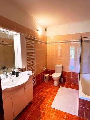 Appartement Confort | Salle de bain | Baignoire, articles de toilette (gratuits), séchoir à cheveux