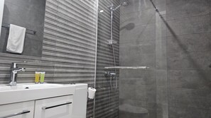 Dusche, Haartrockner, Handtücher