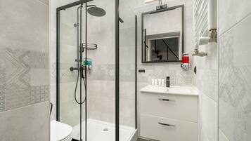 Studio, Kitchen | Bathroom | Shower, towels
