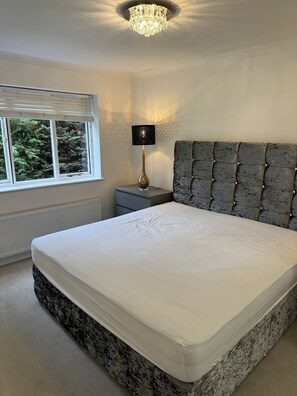 2 bedrooms, iron/ironing board, WiFi, bed sheets - Weybridge Garden Cottage (Weybridge)