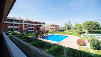 Studio Suite tiện nghi đơn giản, quang cảnh hồ bơi | Ban công