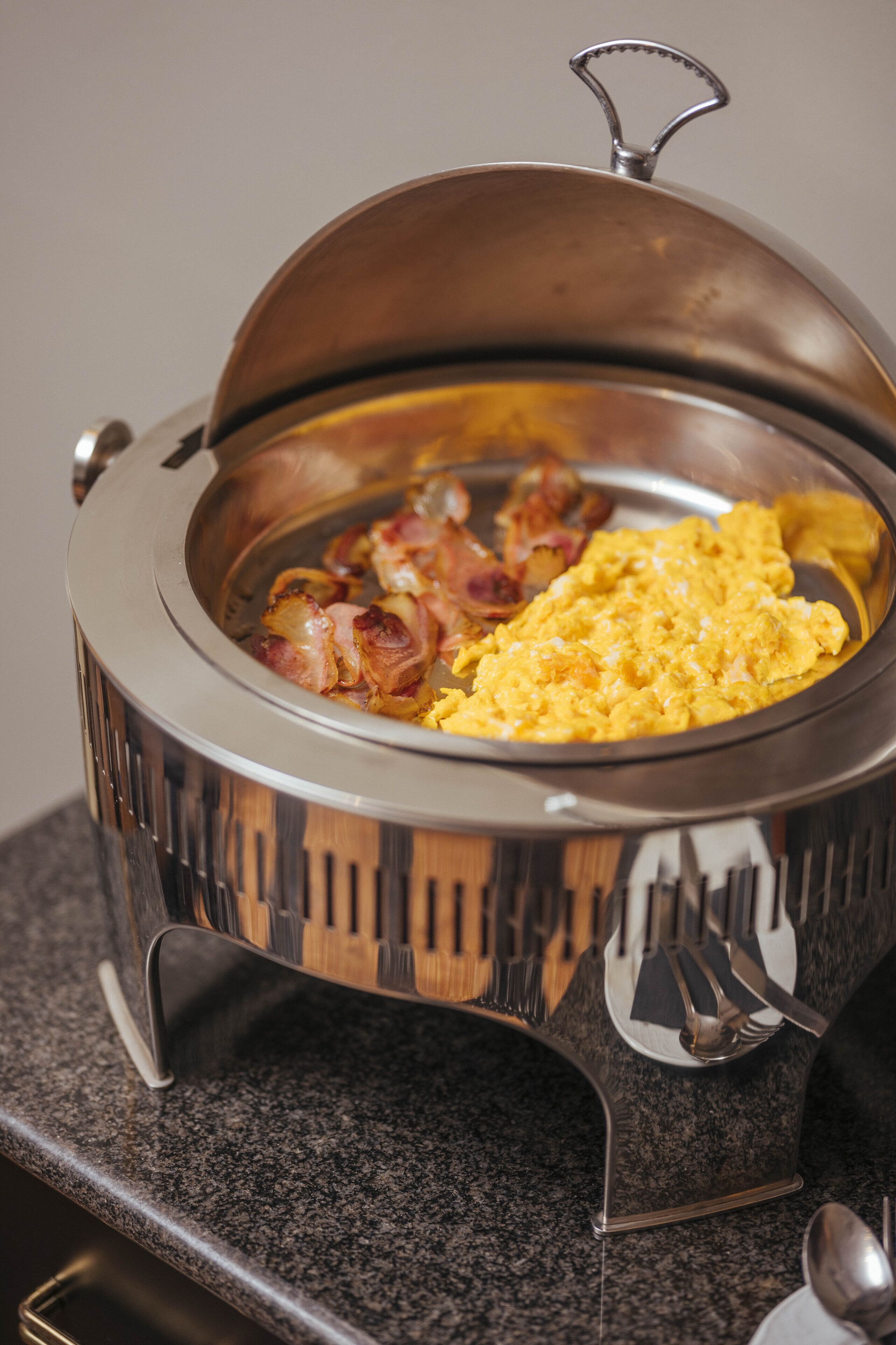 Colazione a buffet, servita tutte le mattine (10.00 EUR a persona) 