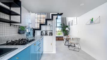 Loft superior | Cocina privada | Refrigerador, parrilla de estufa, tetera eléctrica y tostadora