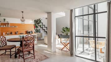 Suite ejecutiva | 1 habitación, tabla de planchar con plancha y wifi gratis