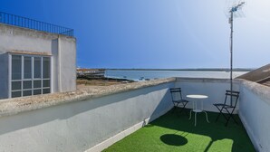 A rooftop terrace with a view of the sea, a satellite dish, and two chairs. - Estudio del Astillero - Ayamonte Centre AEHASP00 (Ayamonte)