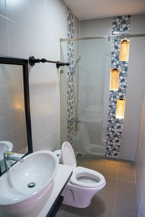 Deluxe-Doppelzimmer, Stadtblick | Badezimmer | Hausschuhe