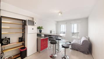 Comfort-Apartment, Blick auf den Innenhof | Wohnbereich | 85-cm-LED-Fernseher mit Kabelempfang, Netflix, Pay-TV