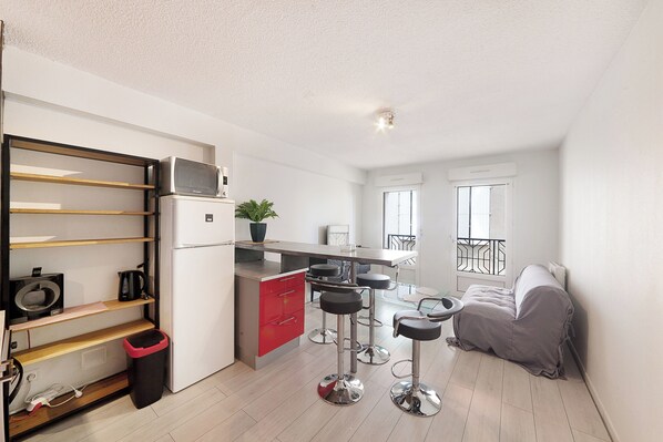 Departamento Confort, vista al patio | Área de sala de estar | Televisión LED, Netflix, películas con cargo y servicios de streaming