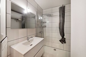 Comfort Apartment, Courtyard View | Bathroom | Shower, hair dryer, towels