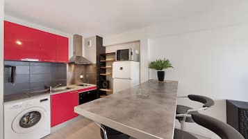 Apartamento conforto, vista para o pátio | Cozinha privada | Fogão, cooktop, máquina de café expresso, cafeteira/chaleira