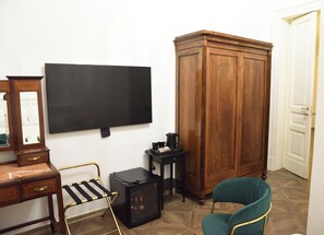 Down comforters, minibar, desk, iron/ironing board - LN B&B (Catania)