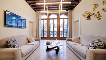 Suite Royal, hidromasaje, vista al canal (Noble) | Área de sala de estar | Smart TV, Netflix, películas con cargo y servicios de streaming