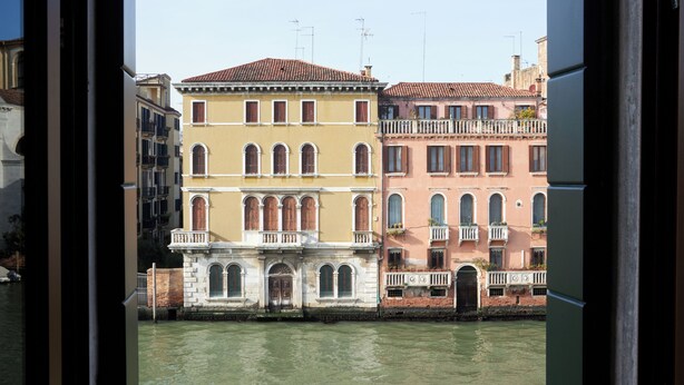 A canal view with buildings on either side. - Palazzina Riva (Venice)