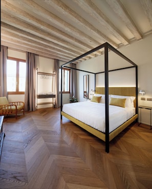 Appartement supérieur, vue sur le canal (Deluxe plus) | Draps en coton égyptien, literie de qualité, couette en duvet