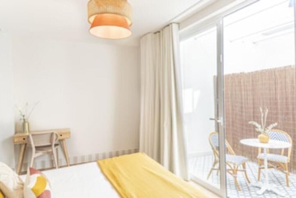 2 slaapkamers, een bureau, een strijkplank/strijkijzer, reisbedje