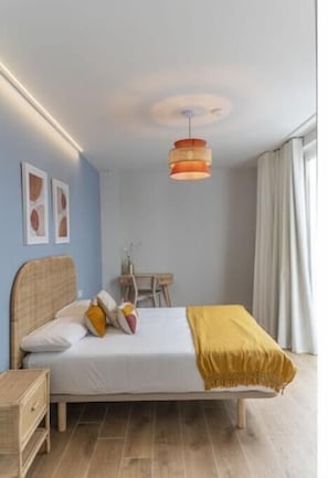 2 Schlafzimmer, Schreibtisch, Bügeleisen/Bügelbrett, Reisekinderbett
