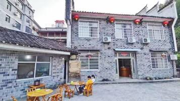 Un edificio tradicional con techo de tejas, fachada de ladrillo y letrero.