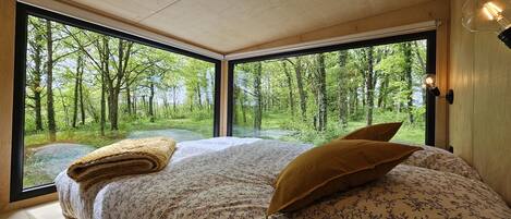 1 bedroom, bed sheets