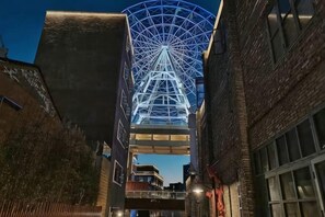A Ferris wheel at night with a building in the foreground. - Janger Hotel (Chongqing Nanchuan branch) (Chongqing)