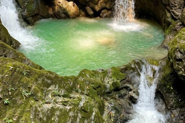 A natural water feature with a pool and cascading water. - Janger Hotel (Chongqing Nanchuan branch) (Chongqing)