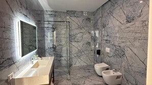 Studiosuite – basic, balkong, strandutsikt | Bad | Dusj, hårføner, tøfler og håndklær