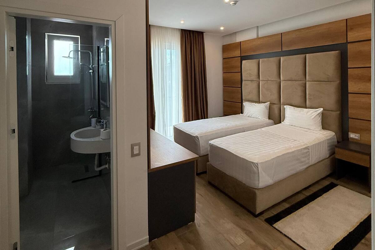 Classic Double or Twin Room | 1 bilik tidur, meja, langsir/tirai gelap terus, kalis bunyi