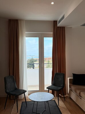 Basic Studio Suite, Balcony, Beach View | Living area