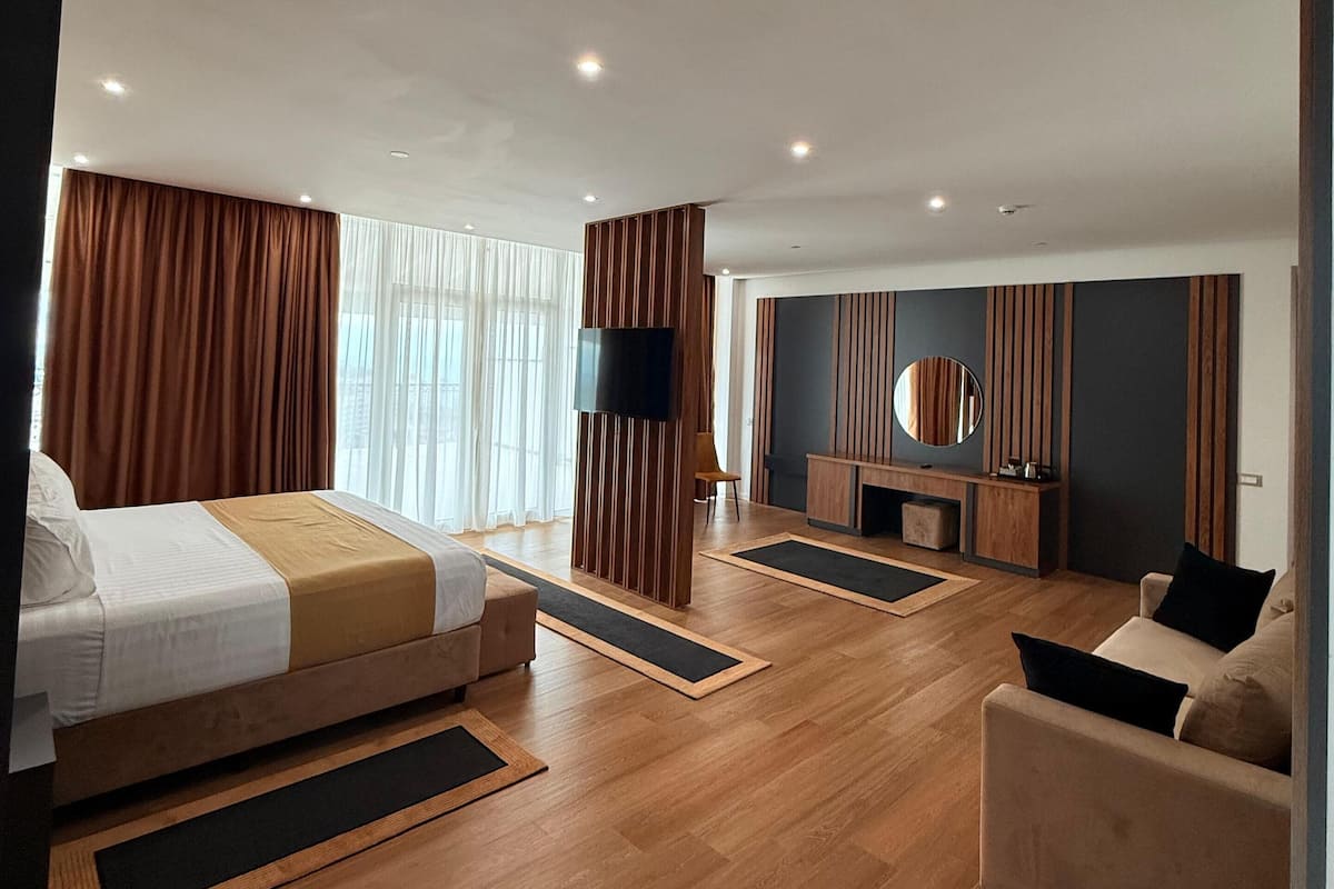 Basic Studio Suite, Balcony, Beach View | 1 bilik tidur, meja, langsir/tirai gelap terus, kalis bunyi