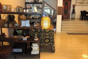 Bar-salon dans le hall