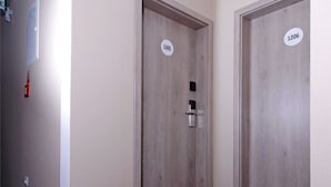 Un pasillo con dos puertas, cada una con un número.