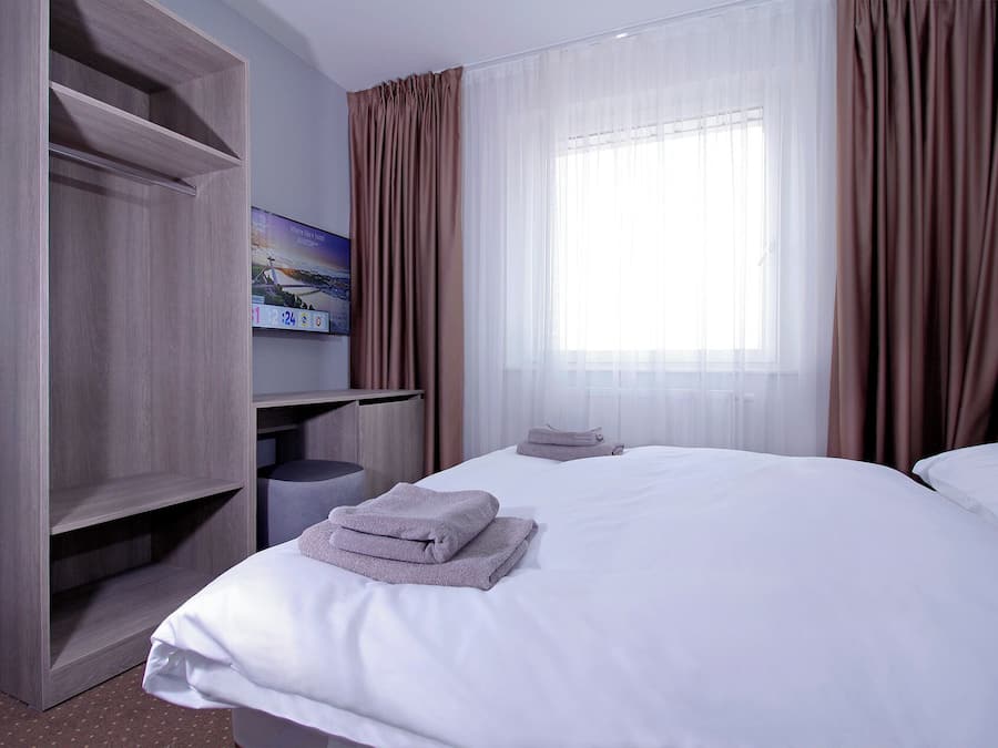 Dobbeltrom – premium | Skrivebord, skrivebord for bærbar PC og wi-fi (inkludert)