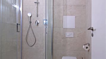 Chuveiro, toalhas de banho, sabonete, shampoo