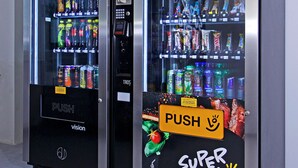 Una máquina expendedora con una variedad de bebidas y aperitivos.