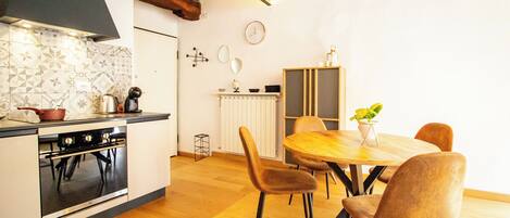 Kjøleskap, mikrobølgeovn, ovn og kokeplater