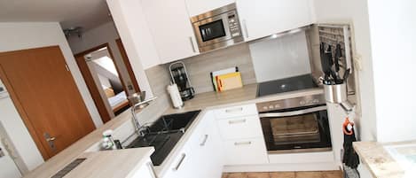 Frigorifero, microonde, forno, piano cottura
