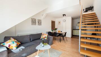 Comfort Apartment | Living area | 5-inch flat-screen TV with cable channels