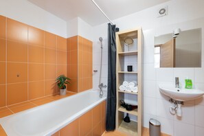 Apartamento conforto | Banheiro | Banheira, produtos de toalete grátis, secador de cabelo 