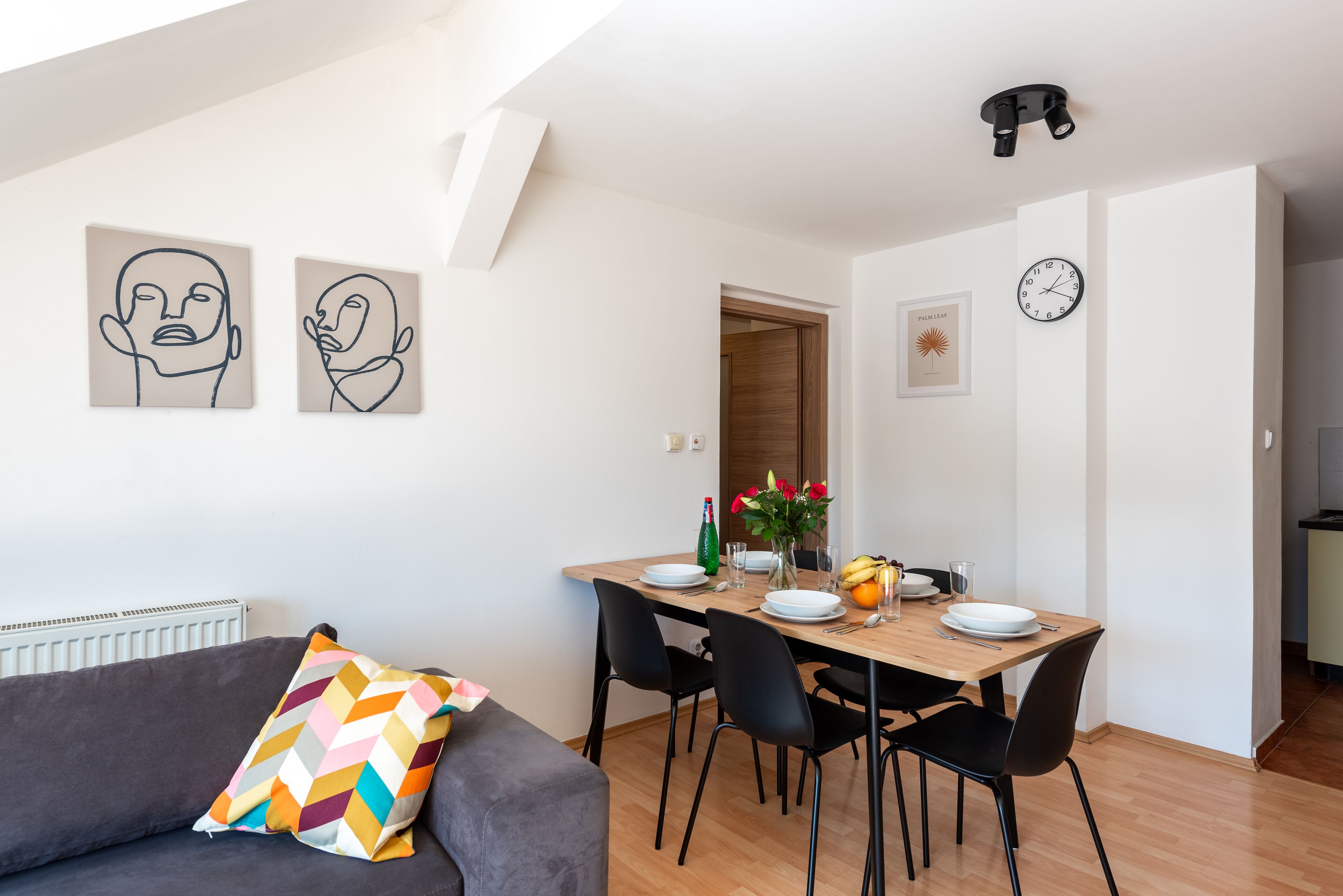 Apartamento Confort | Zona de estar | Televisión de pantalla plana de 5 pulgadas con canales por cable
