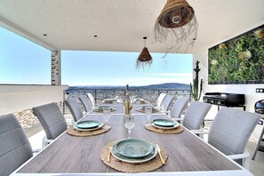 Outdoor dining - Contemporary villa (Draguignan)