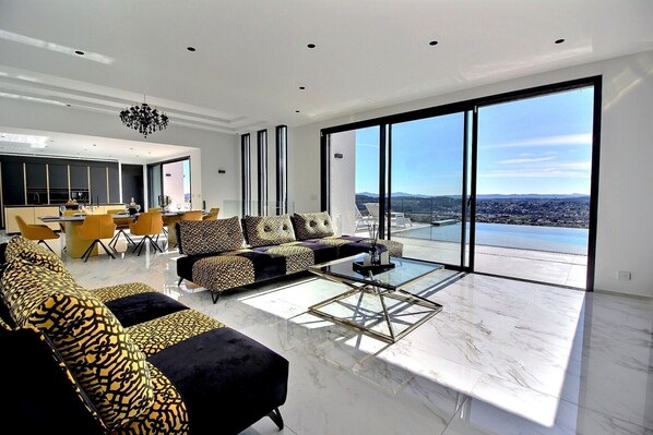 Smart-tv och ett bordtennisbord