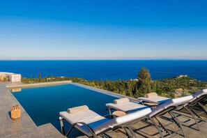 Pool - Nikolakos Villa - pirvate pool (Zakinthos)