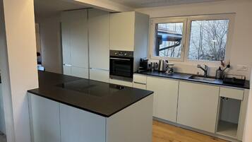 Four, plaque de cuisson, lave-vaisselle, chaise haute