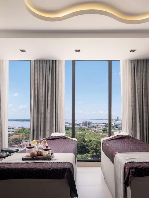 Couples treatment rooms, sauna, hot tub, steam room, body treatments