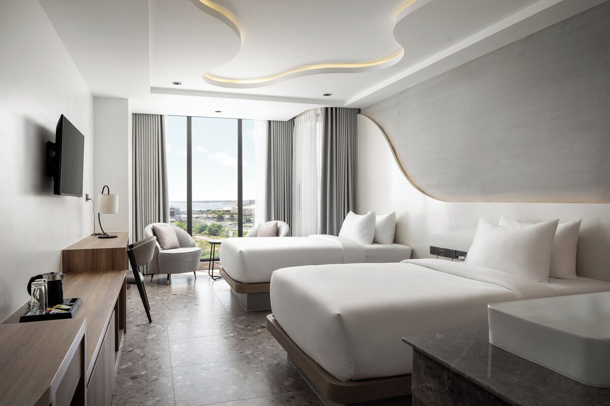 Ropa de cama de alta calidad, colchones con pillow-top y minibar 