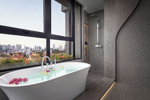 Deluxe-Suite | Badezimmer | Dusche, Regendusche, Designer-Toilettenartikel, Haartrockner